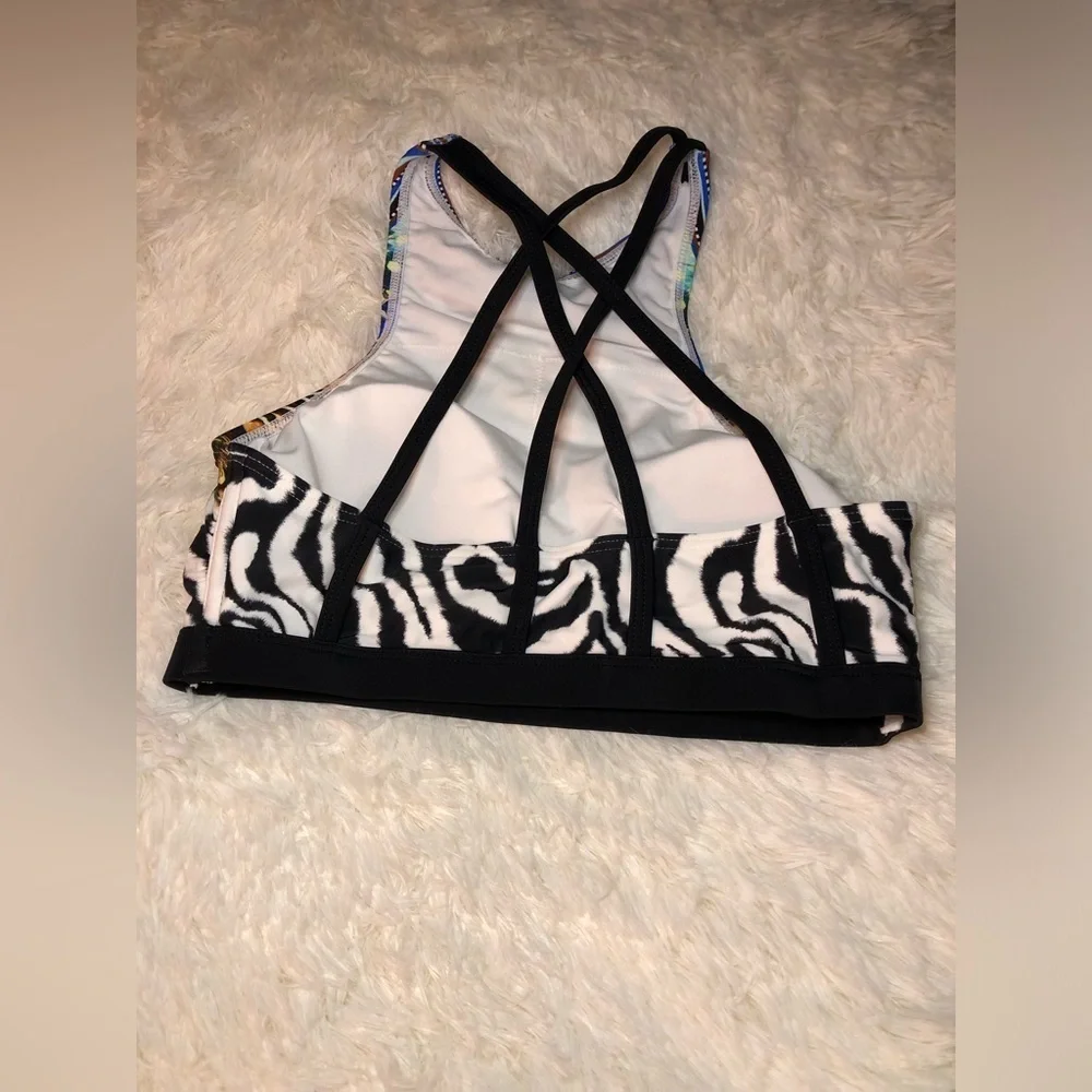 VENUS White, Black and Blue Graphic Animal print Bikini Top size 4 NWOT